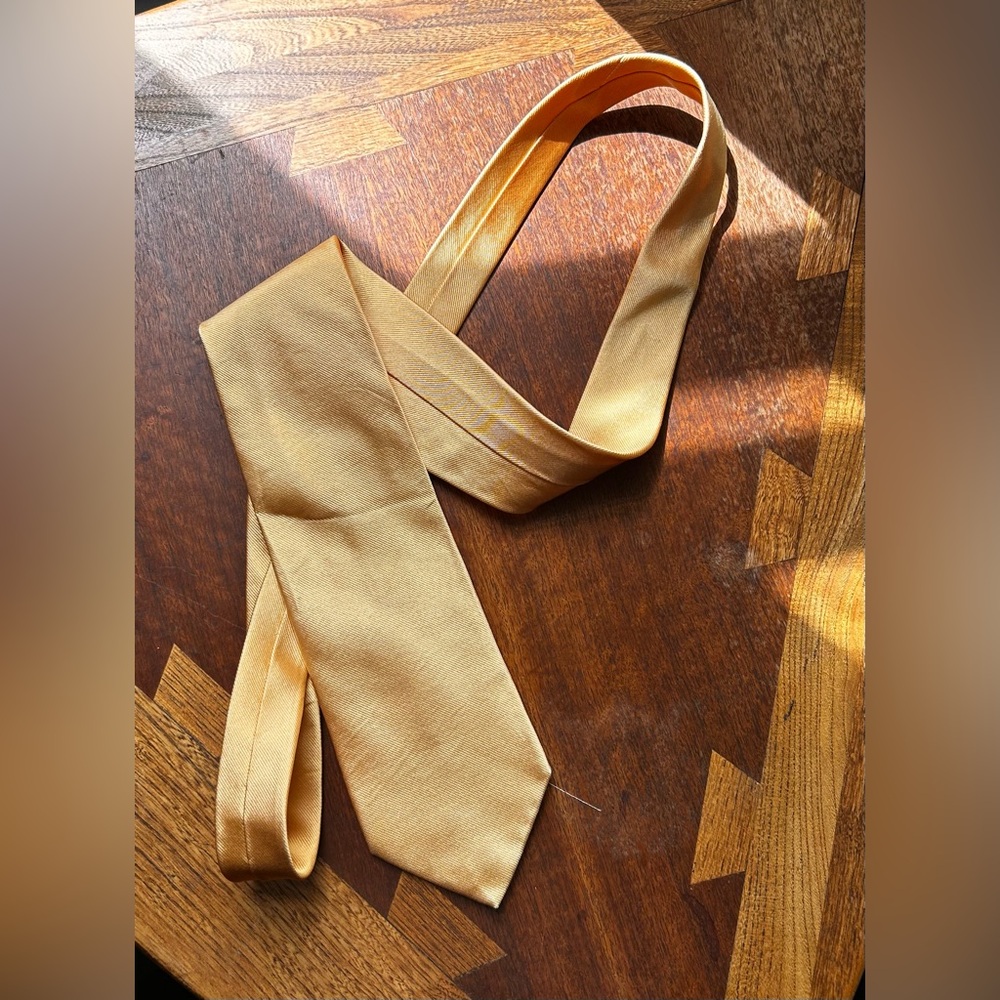 Vintage Brooks Brothers yellow gold silk tie.
